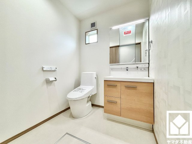 尼崎市稲葉荘１丁目のトイレ|2階トイレはゆったりとした広さがあり、圧迫感のない居心地の良いプライベートスペースです。3面鏡の洗面化粧台が設置されており、衛生面にも配慮された仕様になっています。