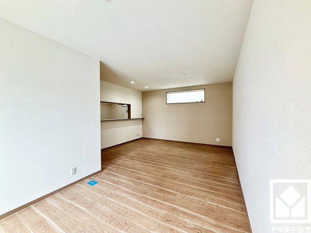尼崎市稲葉荘１丁目の居間・リビング|プライバシー・採光に配慮された広々18.5帖の2階リビングが魅力。家族全員がリラックスできる、ゆったりとした快適リビングで温かい団らんの時間を。