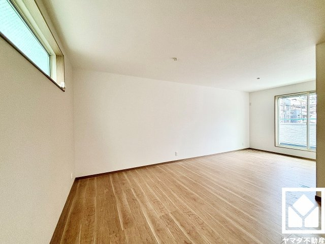 尼崎市稲葉荘１丁目の居間・リビング|南向き・北向きの2面採光の窓から自然光を取り込む、開放感あふれる暮らし。隅々まで光が降り注ぎ、明るく心地の良い空間。