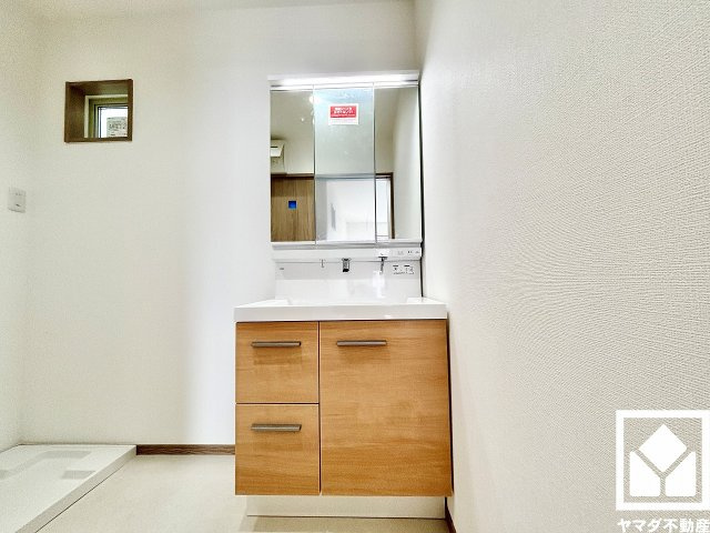 尼崎市稲葉荘１丁目の洗面所|収納付きでスッキリお使い頂ける3面鏡の洗面台です。洗面ボウルが広めなので、忙しい朝でも身支度がしやすく時短になります。