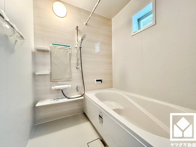 尼崎市稲葉荘１丁目の浴室|清潔感あふれる空間で、毎日のバスタイムをより快適に。ナチュラルな木目調のアクセントパネルは落ち着いた雰囲気を演出してくれます。窓が設置されており、自然換気や採光も確保された明るい浴室になっています。