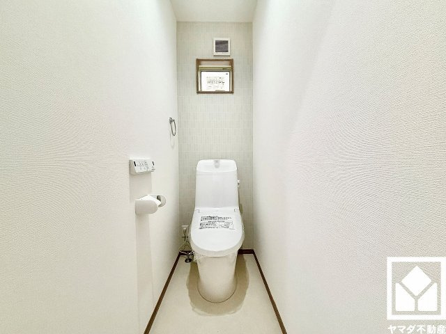尼崎市稲葉荘１丁目のトイレ|落ち着いたデザインと使いやすさを兼ね備えたトイレです。毎日使う場所だからこそ、快適性にも配慮されています。