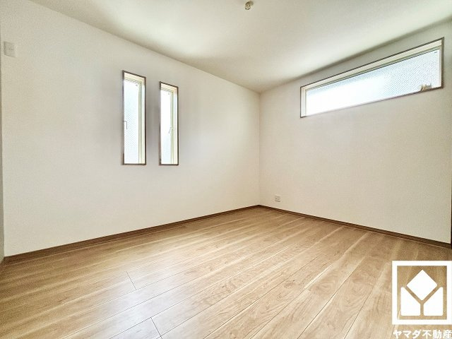尼崎市稲葉荘１丁目の寝室|約6帖の1階北側洋室です。全居室6帖のゆとりある居住空間​で、広々お使いいただけます。全居室にクローゼットもございますので、お部屋の広さを最大限に活用できます。