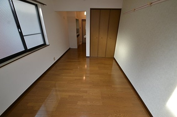 クレスト新在家の洋室|1