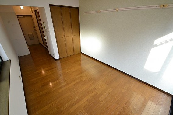 クレスト新在家の洋室