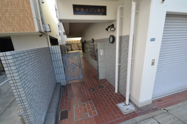甲南メゾン春日のエントランス