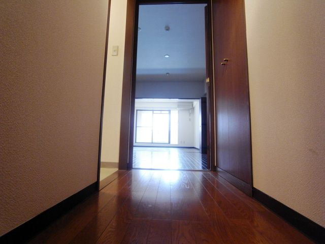 富士産業ビルの玄関