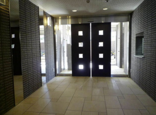 ボヌール都立大学参番館のエントランス