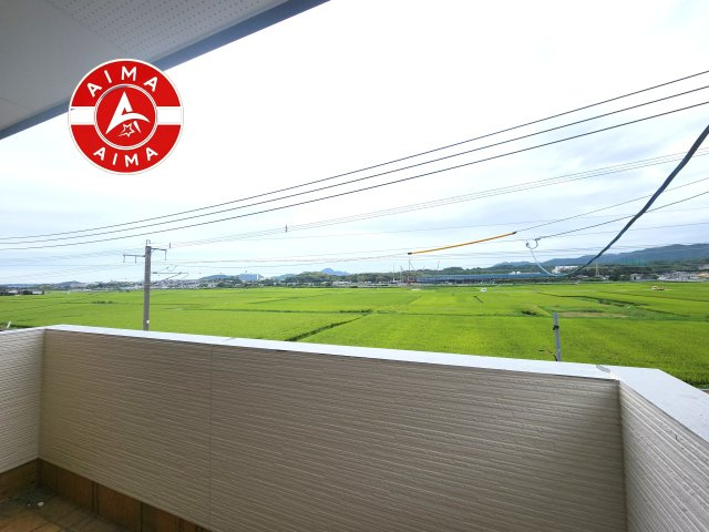 糟屋郡篠栗町尾仲1丁目第1-1棟（1号棟）のバルコニー|風をしっかりと感じられるバルコニーでは、毎日が洗濯日和です。広々としているので洗濯も楽しくなるでしょうし、気分転換にバルコニーからの眺めを楽しむのもいいでしょう。