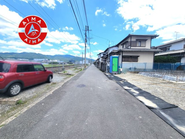 糟屋郡篠栗町尾仲1丁目第1-1棟（1号棟）の前面道路含む現地写真|前面道路は閑静な住宅地をはしる車通りの少ない道路。お車の出し入れが苦手なママや小さなお子様にも安心ですね。しっかり舗装もされているので、ベビーカーや自転車で通っても快適に通行できます。
