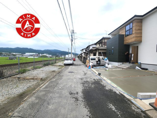 糟屋郡篠栗町尾仲1丁目第1-1棟（1号棟）の前面道路含む現地写真|前面道路は閑静な住宅地をはしる車通りの少ない道路。お車の出し入れが苦手なママや小さなお子様にも安心ですね。しっかり舗装もされているので、ベビーカーや自転車で通っても快適に通行できます。
