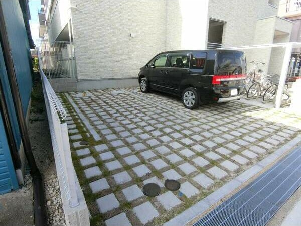 リブリ・中小田井の駐車場