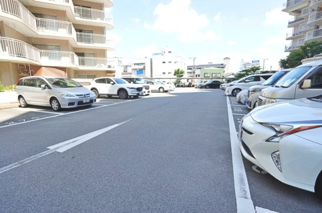 エバーグリーン淀川４号館の駐車場