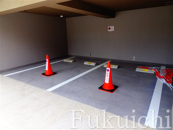 クレイシアIDZ祐天寺Ⅱの駐車場