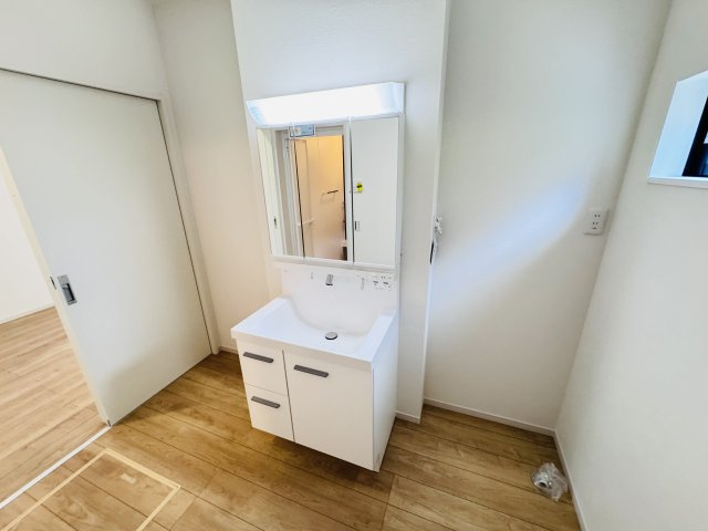 松戸市栄町４丁目新築戸建【古ヶ崎小学校：7分】の独立洗面台|シャワーヘッド付き三面鏡洗面化粧台