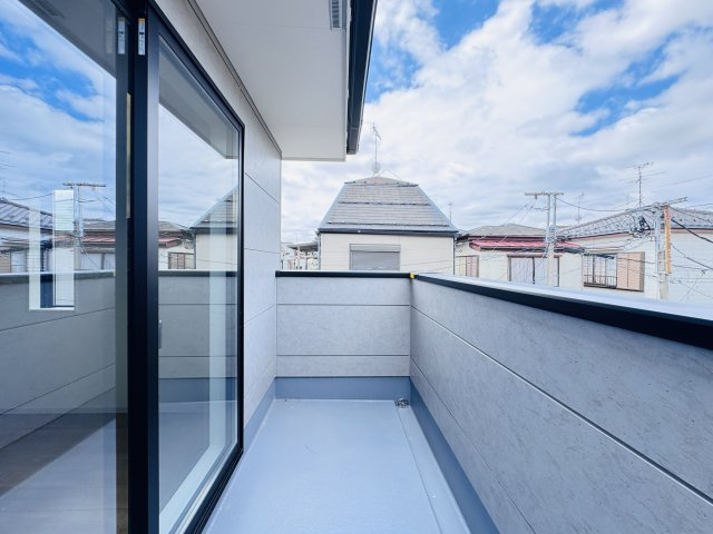松戸市栄町４丁目新築戸建【古ヶ崎小学校：7分】のバルコニー|寝室前バルコニー