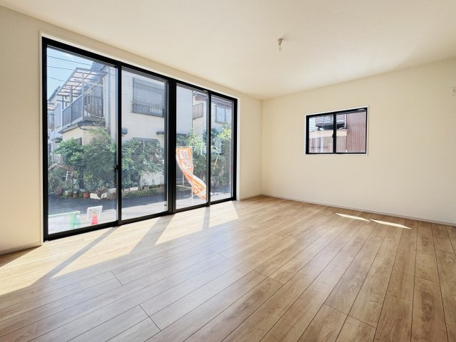 松戸市栄町４丁目新築戸建【古ヶ崎小学校：7分】の居間・リビング|21.6帖リビングダイニングキッチン・床暖房付き