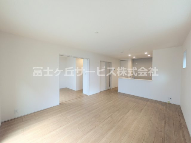 【居間・リビング】 | 沼津市下河原町 新築一戸建て | おしゃれな居間です