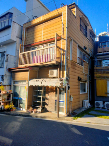 台東区根岸５丁目の店舗付き戸建の外観