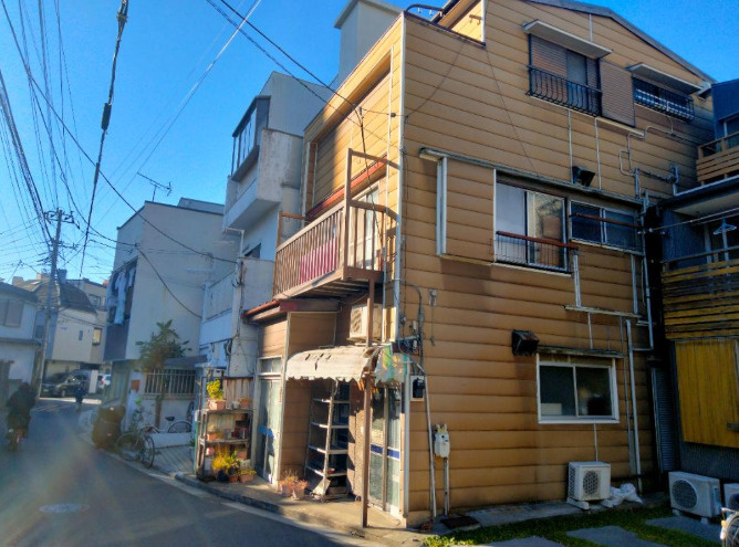 台東区根岸５丁目の店舗付き戸建の前面道路含む現地写真