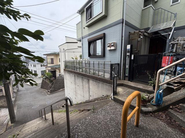 横浜市港南区芹が谷１丁目５−１９　２世帯住宅　上下階独立型の二世帯対応・多用途住宅