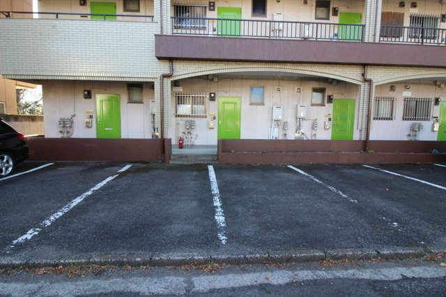 メゾンドール下石倉の駐車場