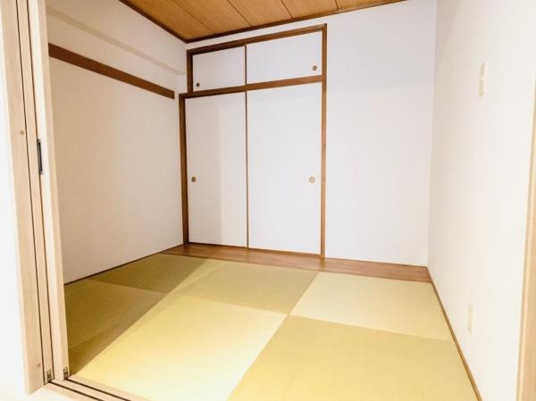 【和室】 | ドラゴンマンション橋本弐番館 | 明るく清潔感が漂う約4帖の和室。お子様のお昼寝スペースとして、またリビングと続き間のため、約19帖の空間として一体利用も可能です。
