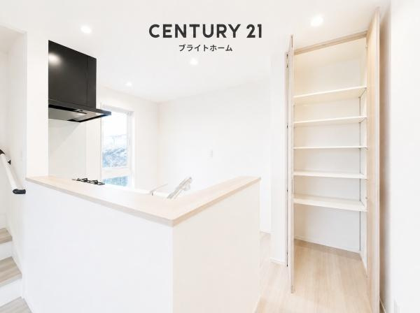 横浜市神奈川区西寺尾１丁目の新築一戸建のキッチン|パントリー付き！
パントリーがあるとキッチン周りをきれいに保てますね！