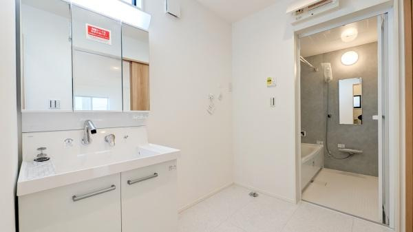 横浜市緑区鴨居６丁目の新築一戸建の内観：施工例|同社仕様の洗面化粧台です。
収納もしっかりとあります！