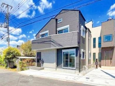 横浜市緑区鴨居６丁目の新築一戸建の外観：施工例|同じ施工会社が建築した施工例です。
同仕様物件のご案内もさせていただきます。
※外壁・屋根・玄関等の色合いや形状は違います。