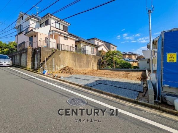 横浜市緑区鴨居６丁目の新築一戸建の前面道路含む現地写真|車通りが少ない為、小さなお子様にも安心です。
是非一度、現地へ起こしください。