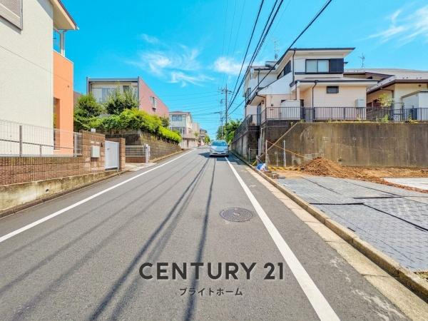 横浜市緑区鴨居６丁目の新築一戸建の前面道路含む現地写真|陽当りの良さ、住環境を現地にてご確認下さい！
周辺環境も合わせてご案内させて頂きます！