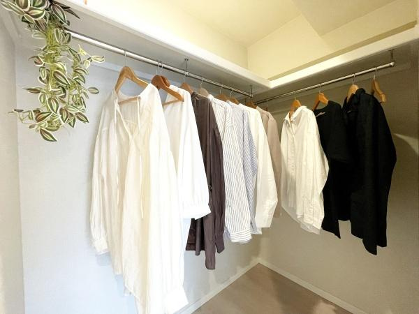 【収納】 | グレイス二子玉川 | ウォークインクローゼット付きの主寝室は、衣類をたっぷり収納できる広さ。室内がすっきり保てる、ゆとりある設計です。