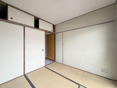 【子供部屋】 | 新金岡第三団地住宅七ー壱弐号棟 | 収納を完備！普段使いのお洋服や小物はもちろん、季節物のお洋服などもしっかりと整理整頓おしまい頂けます。居室空間をより広く隅々までお使いいただけますね♪