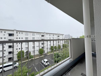 【バルコニー】 | 新金岡第三団地住宅七ー壱弐号棟 | 物干しセットを追加すれば、一度にたくさんのお洗濯物が干せるのが魅力！