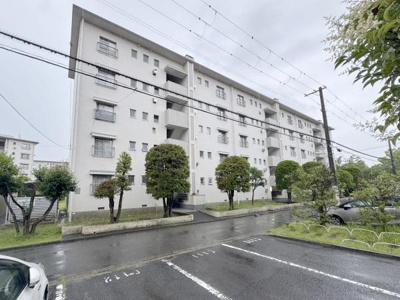 【外観】 | 新金岡第三団地住宅七ー壱弐号棟 | 大阪メトロ御堂筋線「新金岡」駅が徒歩5分。
通勤にも外出にもアクセス良好。家族でおでかけすることも増えそうですね♪