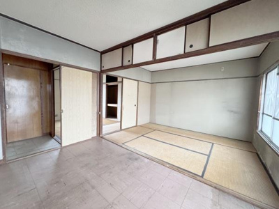 【居間・リビング】 | 新金岡第三団地住宅七ー壱弐号棟 | 室内にいても、たっぷりの陽光と爽やかな風を感じて頂けます！
ご家族と穏やかに過ごす、心地の良い時間が流れます。