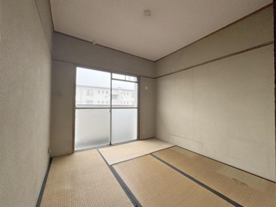 【寝室】 | 新金岡第三団地住宅七ー壱弐号棟 | 大きな窓からたっぷりの日差しが降り注ぐ明るい室内です。気持ちの良い朝日を受けて、目覚めの良い健康的な朝を迎えられそうです。 