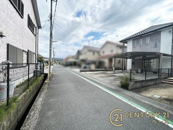 葛城市東室　一戸建の前面道路含む現地写真|■現地撮影写真■ 前面道路は６ｍ以上と広くゆったりしています！
