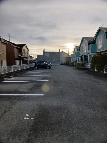 ルミエール弐番館の駐車場