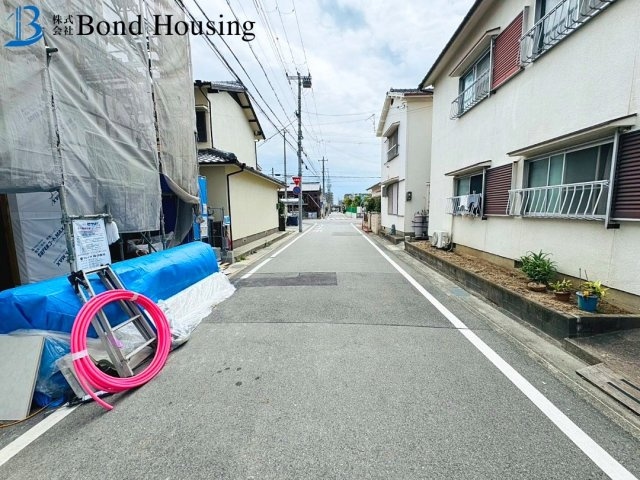 西新町駅徒歩11分　大道町1期　新築2区画　1号棟の前面道路含む現地写真