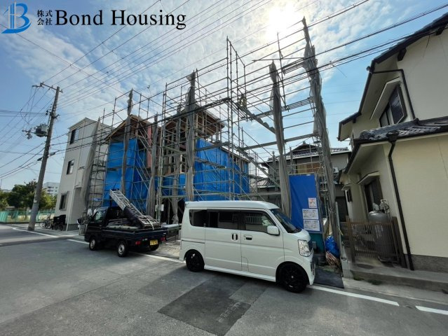 吹き抜けあり開放感あり　大道町1期　新築2区画　2号棟の前面道路含む現地写真
