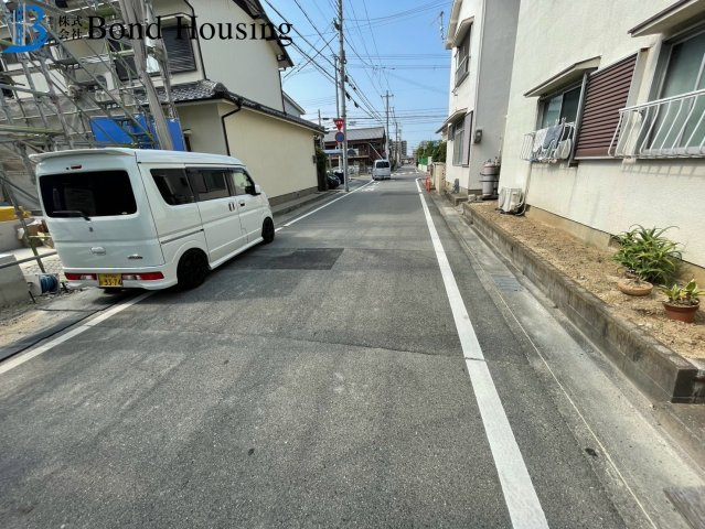 吹き抜けあり開放感あり　大道町1期　新築2区画　2号棟の前面道路含む現地写真