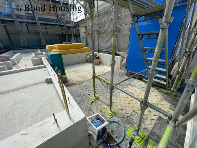 吹き抜けあり開放感あり　大道町1期　新築2区画　2号棟の前面道路含む現地写真