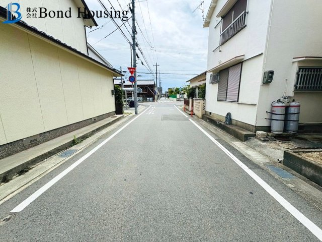 吹き抜けあり開放感あり　大道町1期　新築2区画　2号棟の前面道路含む現地写真