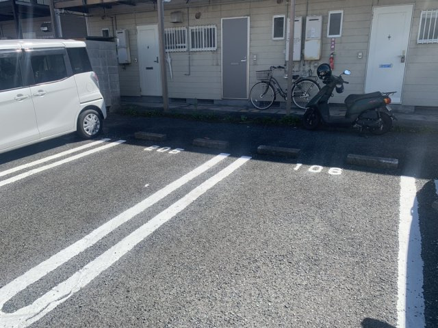 ディナ東岡山の駐車場