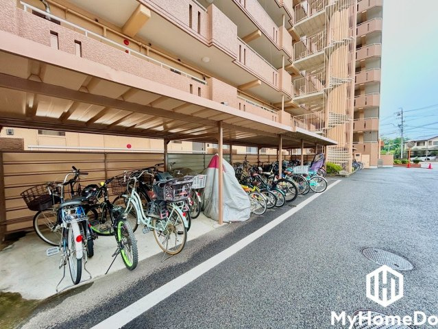 エクセレンス新守山の駐輪場|屋根付きなので、雨や風、直射日光から自転車を守ることができます。
