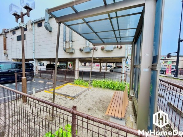 エクセレンス新守山のその他|敷地内には、ちょっとひと息つけるベンチ付きの共用スペースがあります♪