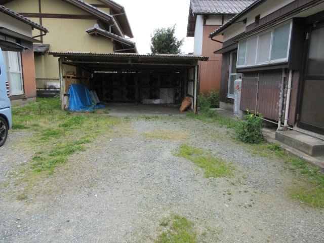 中島貸家の駐車場
