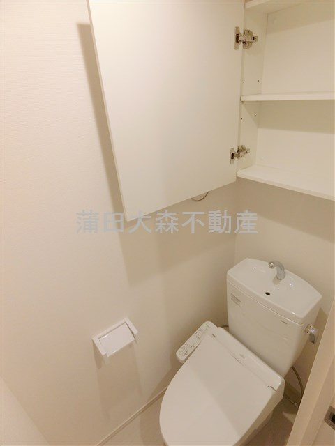 リブリ・蒲田のトイレ|吊戸棚と温水洗浄便座付きのトイレ　